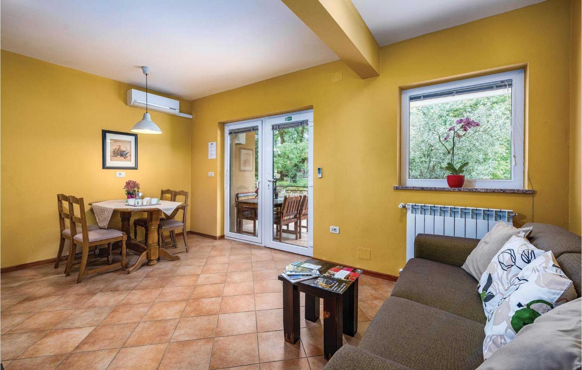 Stunning Apartment In Umag With Wifi Exteriör bild